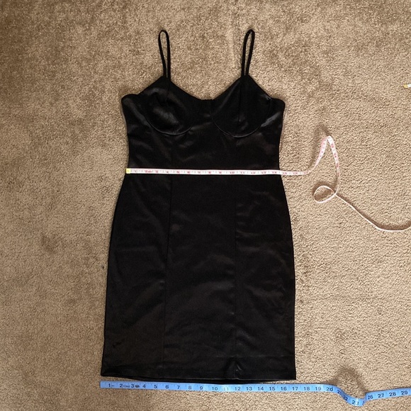 Liz & Sara plain black satin form fitting mini dress, extra large - Picture 8 of 11